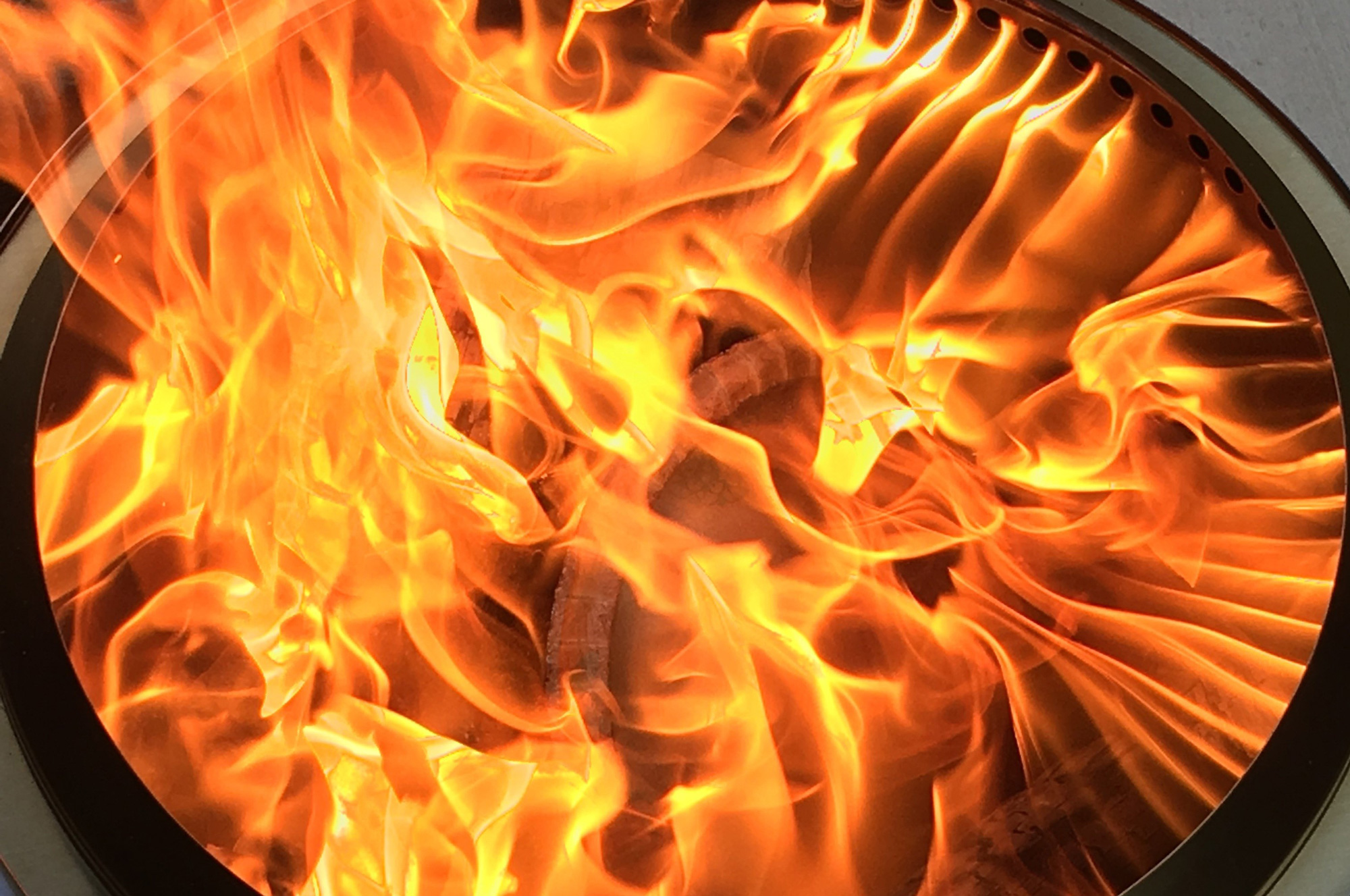 誰でも安全に美しい炎を。焚き火界のユニバーサルデザイン。