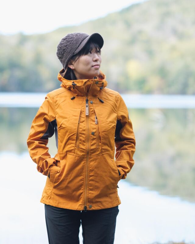 GAISSA WOMEN’S JACKET / ガイサ ウィメンズ ジャケット

ガイサ ウィメンズ ジャケットは軽量で動きやすいアクティブなアウトドアシーンで活躍する女性用ジャケットです。

メイン生地はサスタお馴染みの耐久性に優れたポリコットン。裏地が無いため軽量で、通気性が高く、運動量の多いアクティビティにも適したシェルジャケット。Nikwax Cotton Proof™ によって防水・防汚加工が施されています。

また、脇下には伸縮性のあるストレッチ生地を使用していて、肩周りの動かしやすさに加えベンチレーション機能も。

フロントジップは温度調整を行いやすいダブルジッパーを採用。背面からのシルエットは女性らしさを感じさせるデザインです。

ポケットが4箇所あることも使いやすさのポイント。袖口はベルクロで調整可能、裾はドローコードで絞ることができます。

フードはドローコードとつば部分のワイヤーによって好みの形に調節可能

※着用モデル 155cm：カリーイエロー 

#upioutdoor #upionneto #upioutdoorproducts #outdoor #camp #outdoorlife #upiオンネトー #オンネトー #onneto #北海道 #あたたかく生きる 
#sasta #サスタ