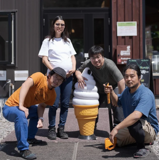 .
〜ありがとう金さん！〜
スタッフの金さんがUPIならびにUPIオンネトーを卒業します🎓
笑顔が素敵な金さん、また会う時もその素敵な笑顔を見たいです〜✨新しい場所で夢を追いかける金さんをオンネトーから応援します📣

オンネトースタッフ一同

⬇︎以下、スタッフ金さんからのメッセージです。⬇︎

こちら金です。
　この度は、自ら新しい一歩を踏み出すことを決意して、UPIオンネトーから卒業することにしました。
　今までオンネトーの手付かずの自然の景観に感動しながら、森の中に入って、森林を形成している木の種類、その下で世界を作る草本植物、これら植物達を食とする野生動物達が観察できました。
　UPIオンネトーで働き始めたのは、2022年からです。自然豊かなオンネトーでアウトドアの色々なものを試しながら、スキルの勉強もできるのはとても楽しかったです。
　さらにスタッフのみんなは個性的で、色々な面で各自特技を持っていました。生き方、遊び方に視野がかなり拓くようになりました。
　自然豊かなオンネトーで面白いメンバーと一緒に楽しく働けたのは本当に良かったです。
　今まで大変お世話になりました。
　これからもよろしくお願いします。